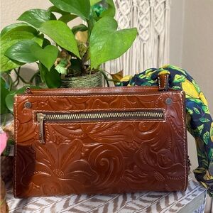 New Patricia Nash shoulder and crossbody comes with dust bag and the scarf